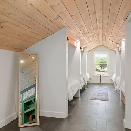 The Hidden Tavern House With Private Hot Tub